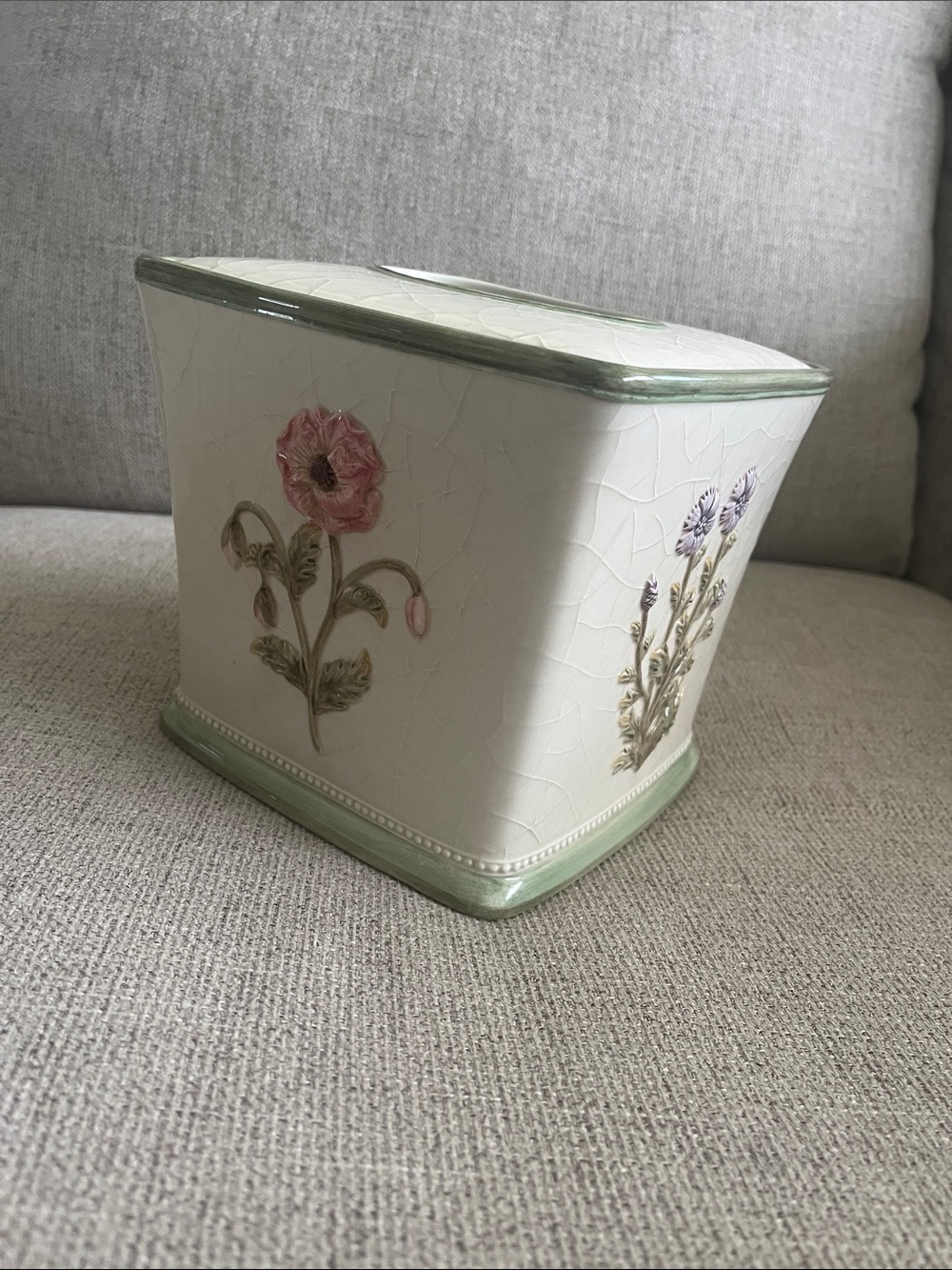 Croscill 
crackle glaze raised flower Veronica tissue holder